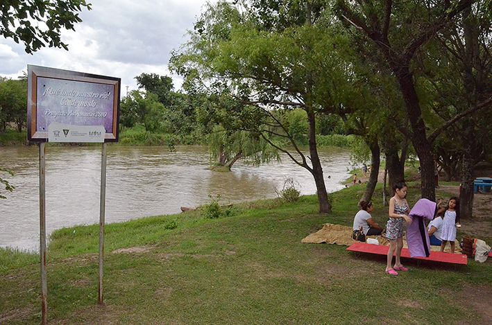Por el nivel del río solicitan precaución a los bañistas