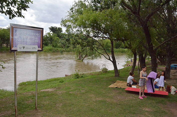 Por el nivel del río solicitan precaución a los bañistas Por el nivel del río solicitan precaución a los bañistas