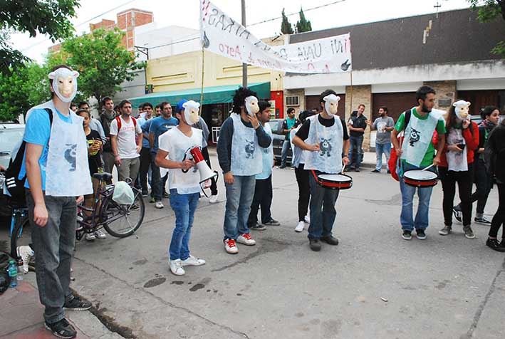 Estudiantes piden la mediación de otras universidades