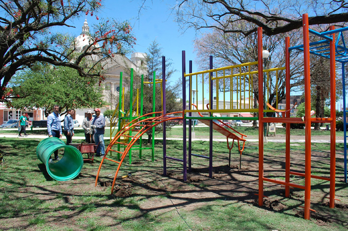 Juegos infantiles en la plaza Juegos infantiles en la plaza