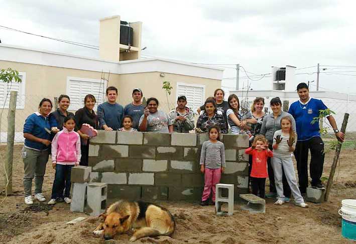 Treinta familias celebran su hogar