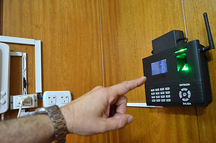 Ya instalaron en instituciones de Villa María los relojes biométricos