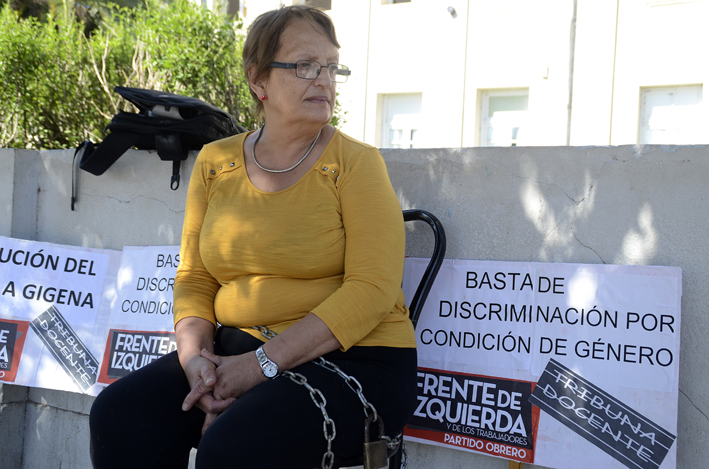 Gigena continúa reclamando, ahora encadenada en el colegio