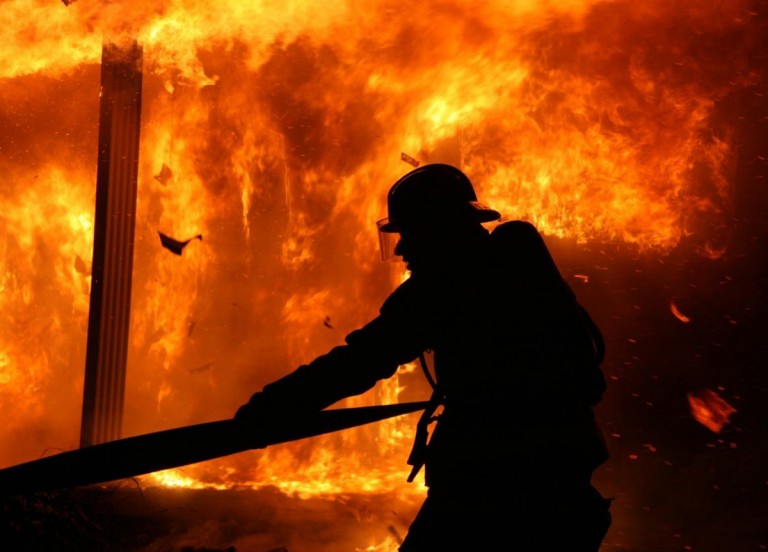 Falleció electrocutado un bombero