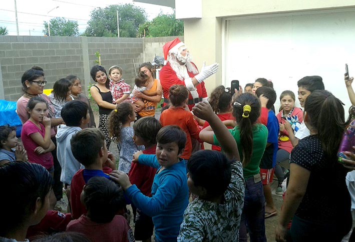 El Instituto de la Caridad Universal llevó regalos a chicos de dos barrios