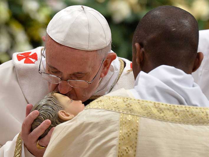 El misterio de la Navidad “es que el hombre nunca más estará solo”