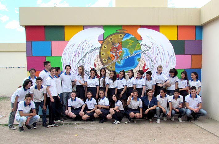 Un gran mural “encadenado por el tiempo”