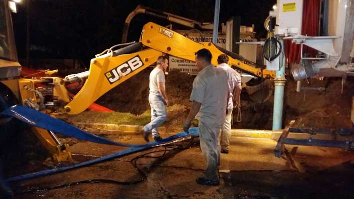 Tras 13 horas de trabajo, repararon el caño de agua