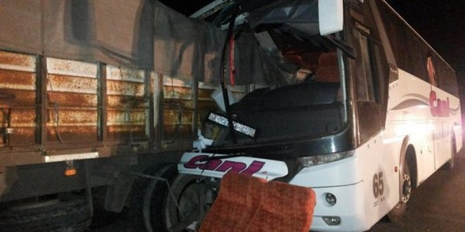 Más de 30 pasajeros heridos al chocar un ómnibus contra un camión en la autopista