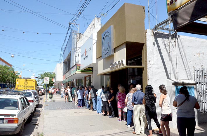 Larga cola bajo el sol por la ayuda