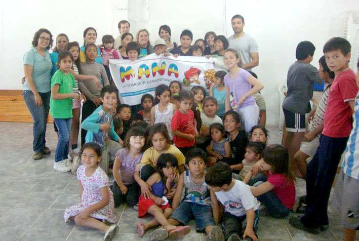 Más de 80 niños celebraron la Navidad en el comedor Maná