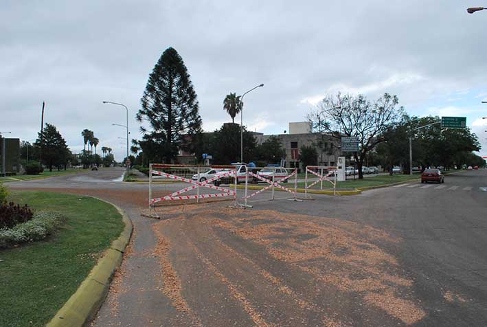 Brotó aceite de las cloacas y cortaron el tránsito