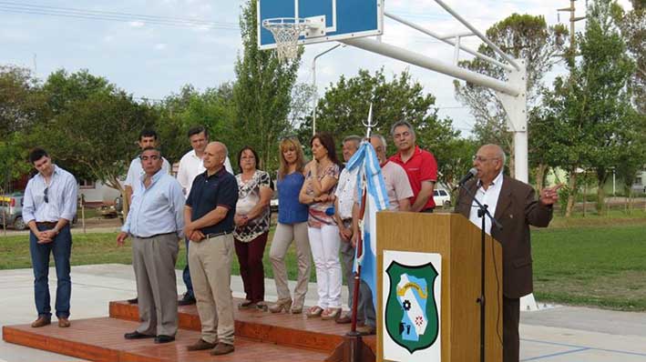 Cura inauguró el playón deportivo y entregó 20 viviendas sociales