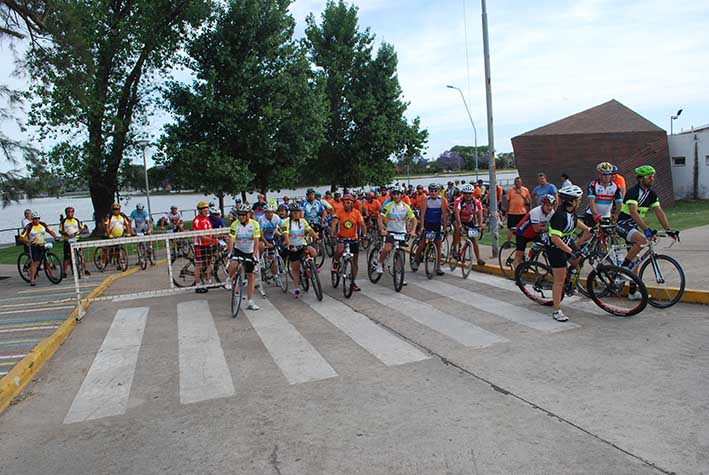 Más de 250 pedalistas en la Fiesta Nacional