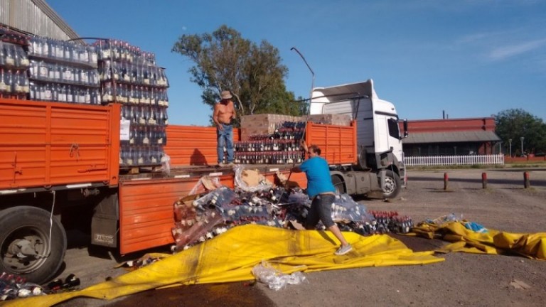 “Se vino abajo” un cargamento de vino “Se vino abajo” un cargamento de vino