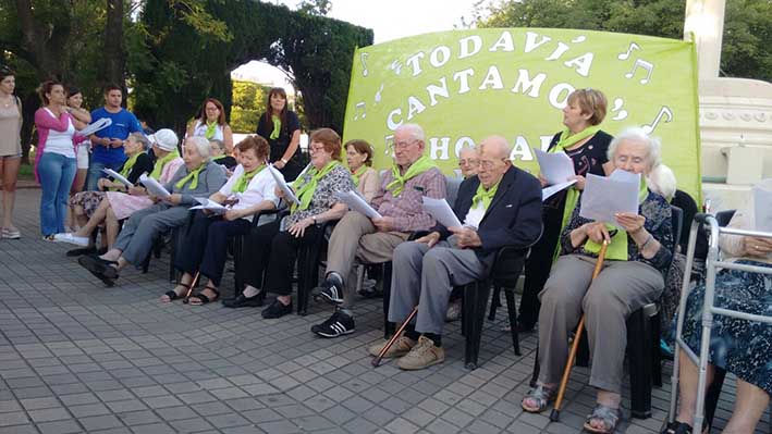 Abuelos despidieron el año cantando