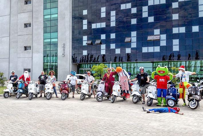 Papa Noel llegó en Vespa al Hospital