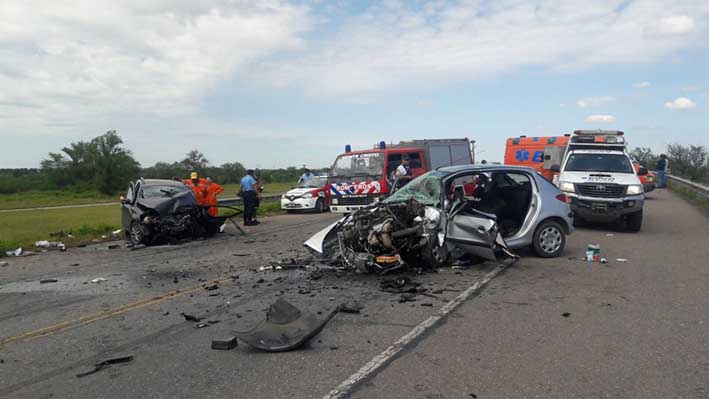 Murió un matrimonio al chocar dos autos de frente en una curva