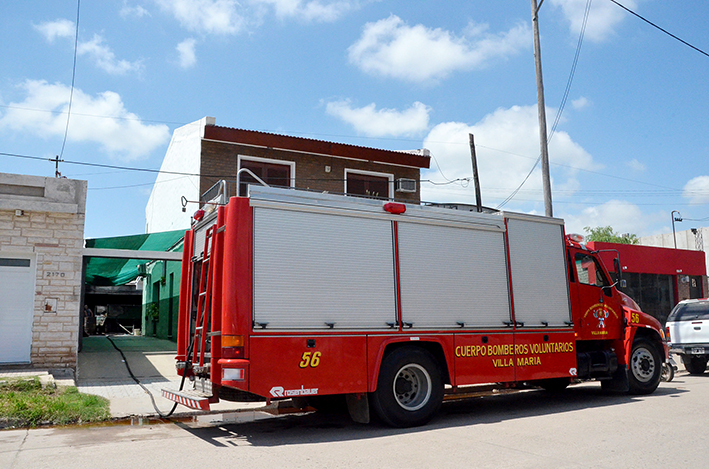 Bomberos sofocaron un incendio en un depósito
