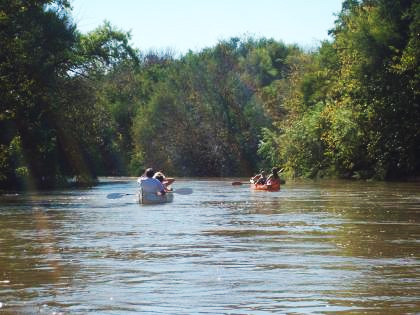 Buscan a un joven que desapareció en el río crecido