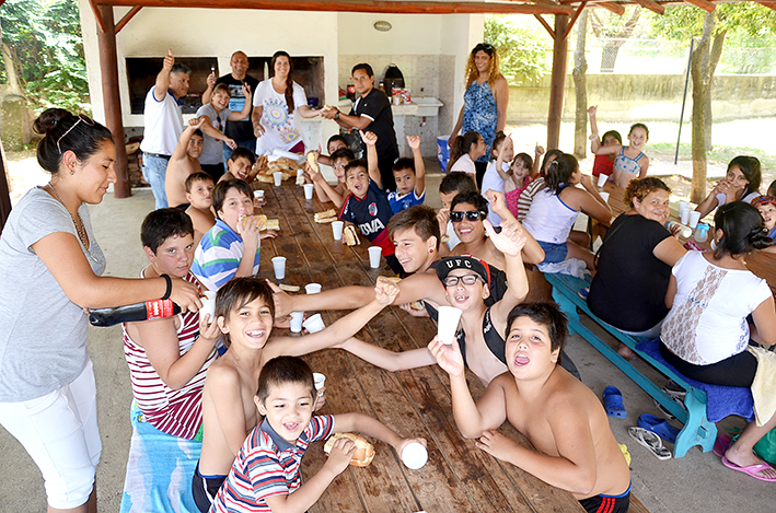 Cada escuela de verano recibirá a niños que van a copas de leche