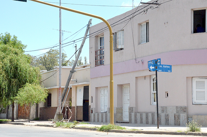 El poste se le cayó sobre el techo de su casa  y nadie le da respuestas