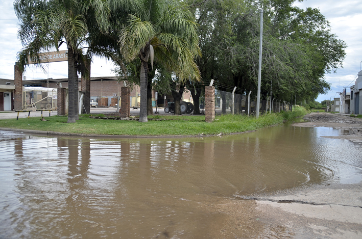 Hubo quejas por calles anegadas