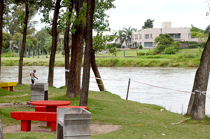 Trajeron olor a nafta las aguas del río