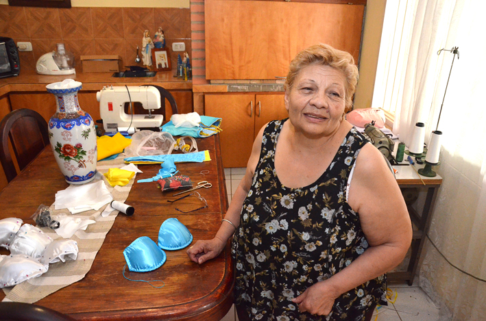 María le da puntadas de brillo al Carnaval desde hace 30 años