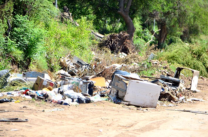 Llevan años esperando una solución por un terreno lleno de basura