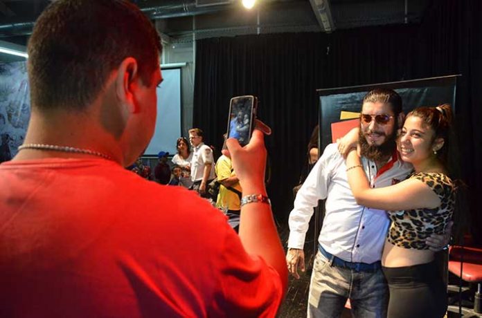 p12f1 foto con fan
