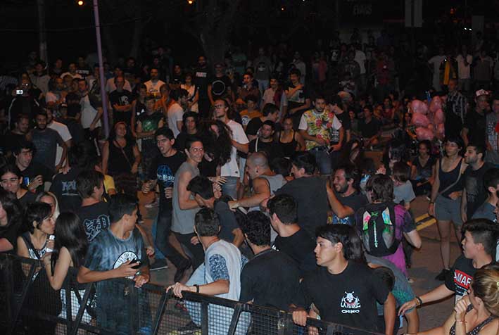 La lluvia no logró arruinar la fiesta rockera