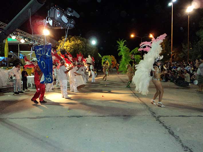Bomberos en acción para organizar los Carnavales Fabulosos de 2016