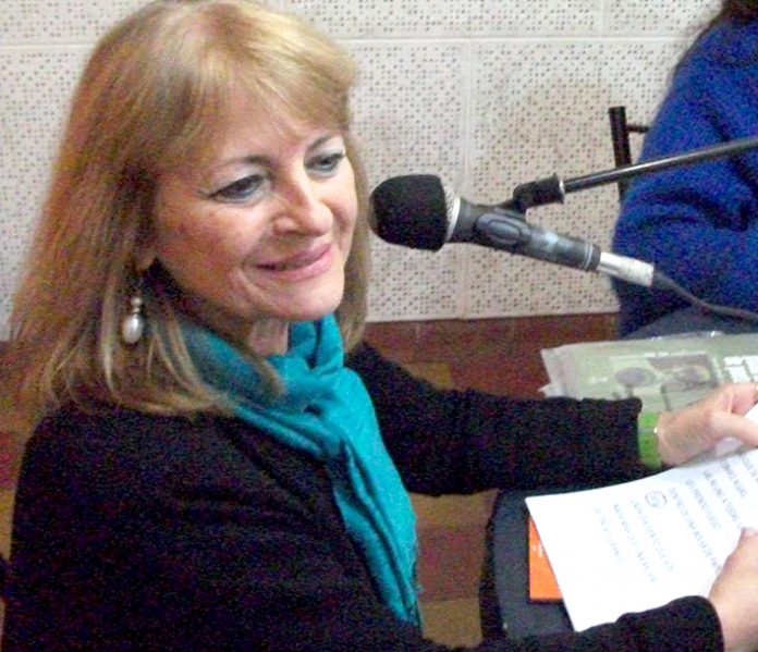 p14f1 mujer microfono