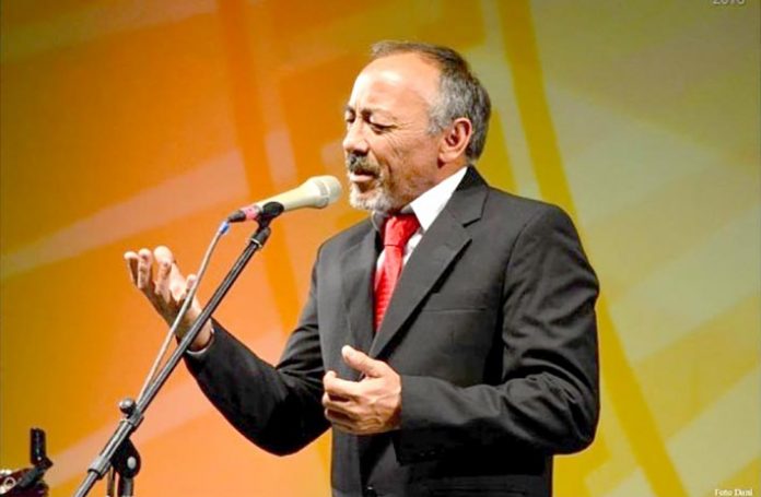 p14f2 cantante con traje