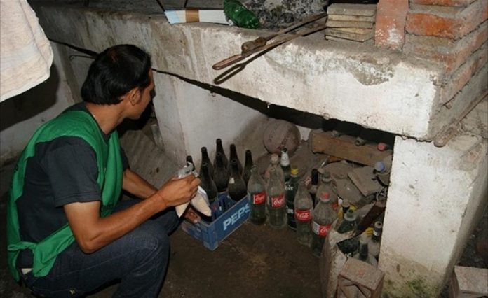 p15f1 hombre y botellas