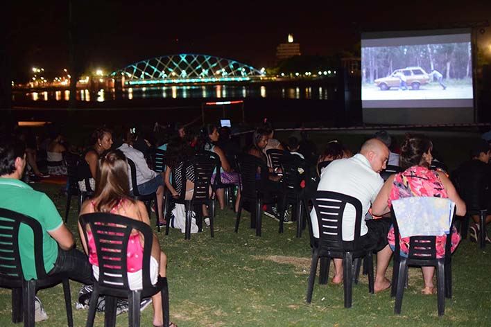 “Cine bajo las estrellas” se traslada a las piletas comunitarias