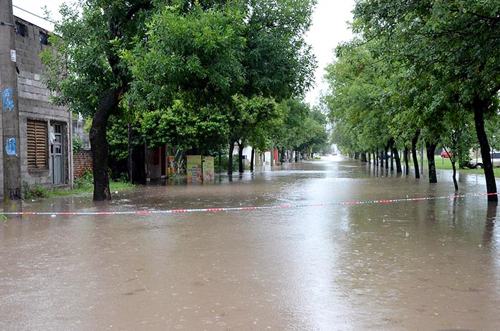 La vieja historia de las lluvias que generan problemas en ambas ciudades