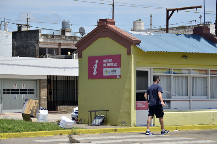 Una de las puertas de entrada a la ciudad se muestra muy descuidada