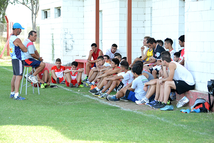 Bajo el calor, Alumni puso primera a la pretemporada