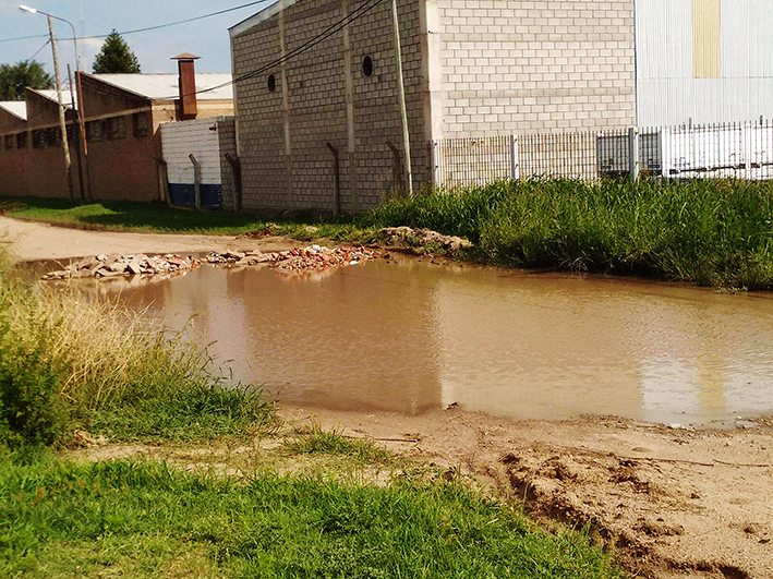 Molestia por un gran pozo que complica el tránsito