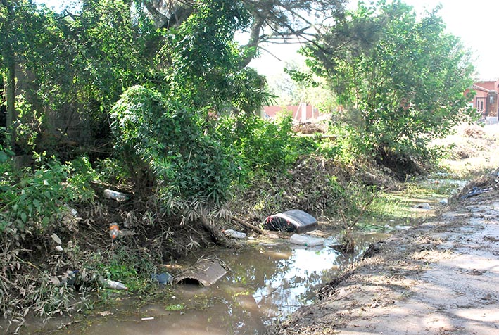 Una cuneta rebalsada de basura