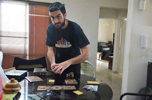 Oddino y “Magus”, un juego de mesa de su propia creación Oddino y “Magus”, un juego de mesa de su propia creación