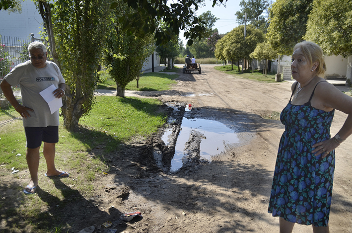 Un barrio aislado por el estado de sus calles