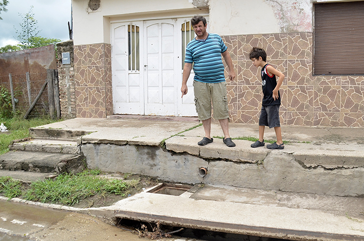 Los vecinos muestran las calles hundidas y los pozos del barrio Los vecinos muestran las calles hundidas y los pozos del barrio