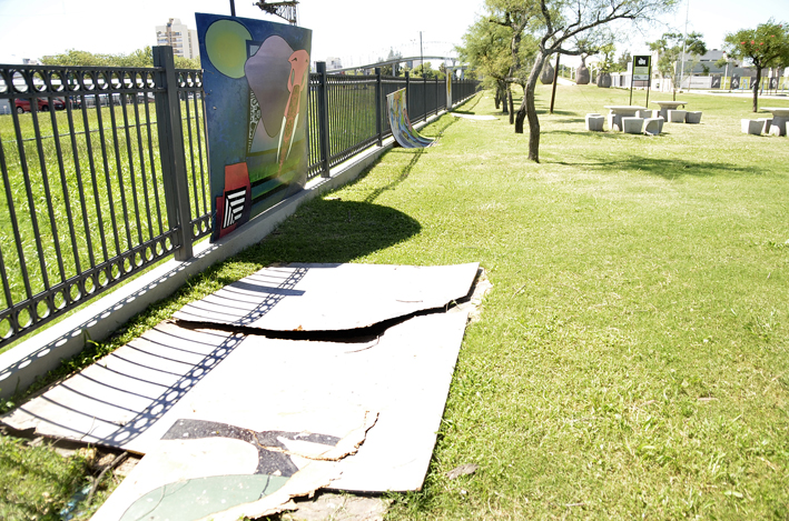 Obras de arte destruidas por el viento en un Parque