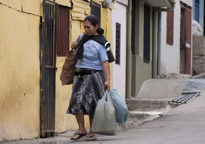 Con un ajuste económico y feminización de la pobreza Con un ajuste económico y feminización de la pobreza