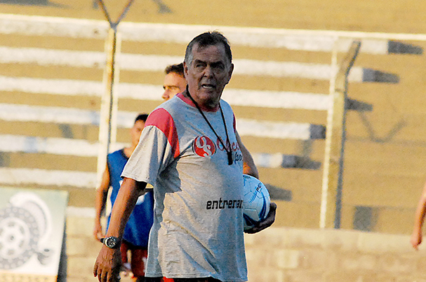 Alumni entrenó en el Salón y hoy quedaría definido el once titular