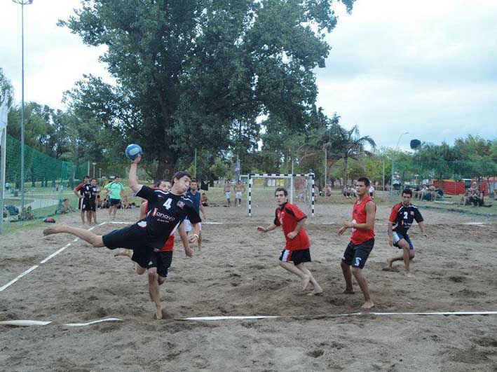 Atractivos torneos en la costanera