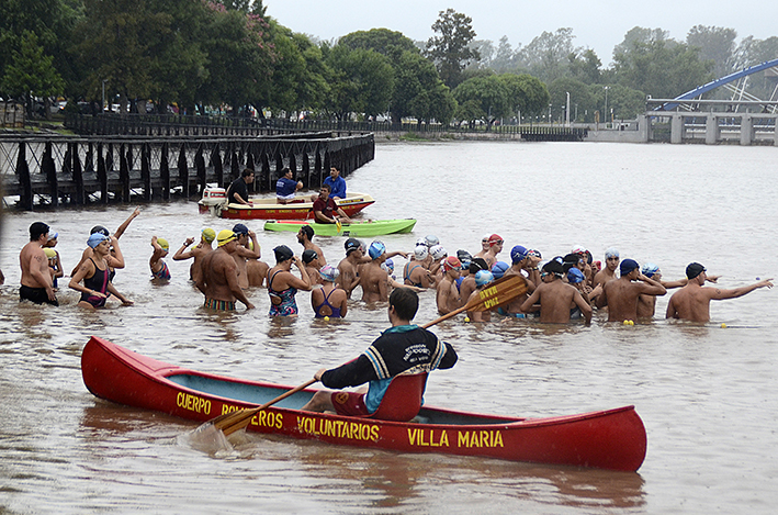 El lago recibe al mediodía a más de 300 nadadores
